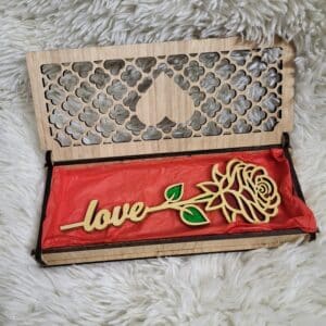 Boite + rose « love » en bois peinte à la main