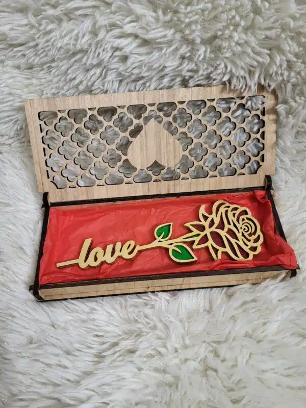 Boite + rose "love" en bois peinte à la main