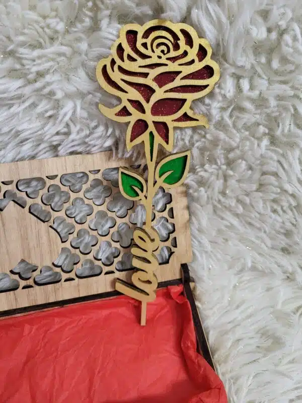 Boite + rose "love" en bois peinte à la main – Image 3