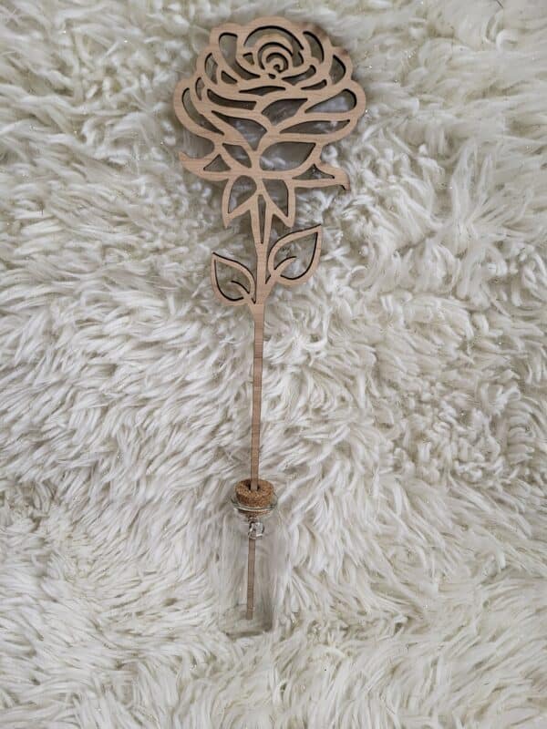 Rose en bois avec fiole en verre