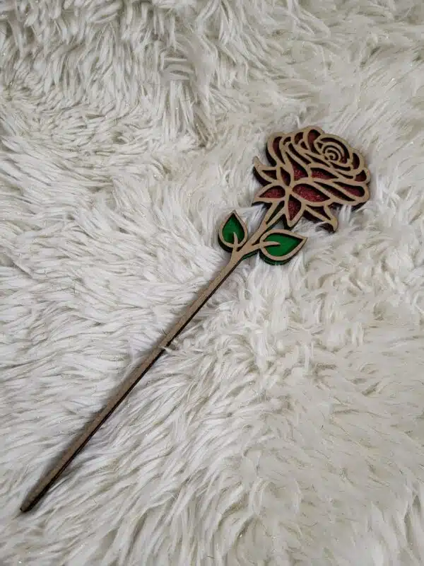 Rose en bois peinte à la main