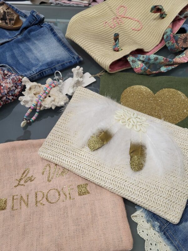 Pochette plumes et coquillages