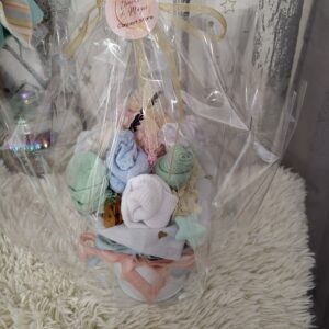 Conception d'un bouquet de chaussettes pour naissance